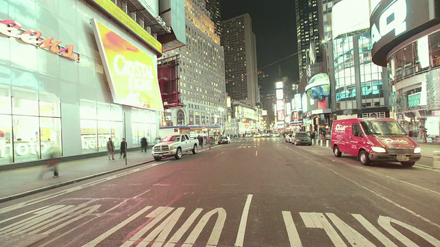 WS POV T/L夜间从布鲁克林到曼哈顿的街道交通/美国纽约曼哈顿视频素材