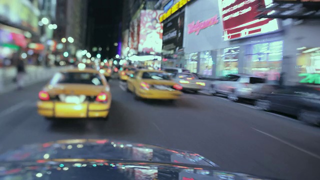 WS POV T/L晚上的街道交通/美国纽约曼哈顿视频素材