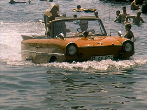 水陆两用车一种水陆两用汽车，可以在水中行驶并上岸视频下载