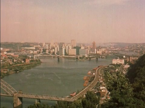 1960年，美国宾夕法尼亚州俄亥俄河上的蒙太奇HA匹兹堡天际线视频下载
