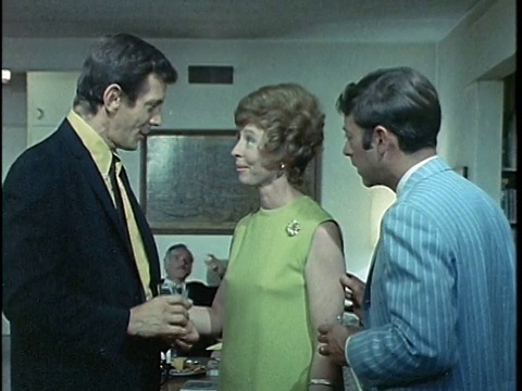 1971年，美国加州洛杉矶，一名醉酒女子在晚宴上制造场面，音频视频下载