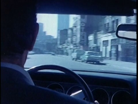 1971年，蒙太奇男子在城市街道上驾驶，洛杉矶，加利福尼亚，美国，音频视频素材