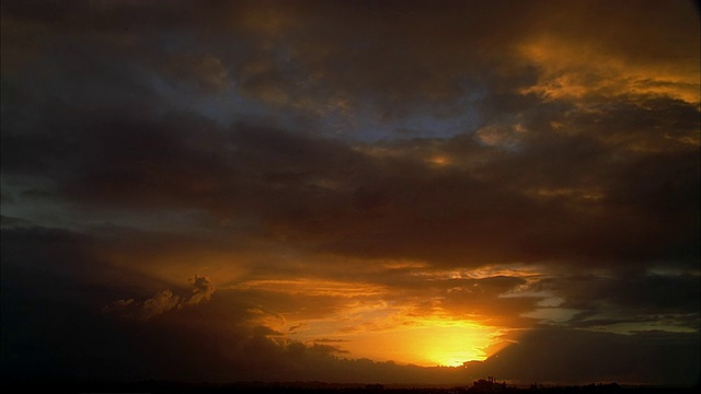 宽镜头戏剧性的橙色日落在老圣胡安海岸/波多黎各视频下载