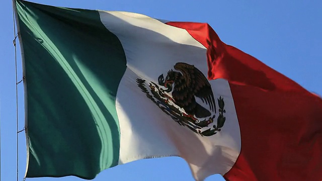 墨西哥国旗迎风飘扬，伊扎马尔，尤卡坦，墨西哥视频下载