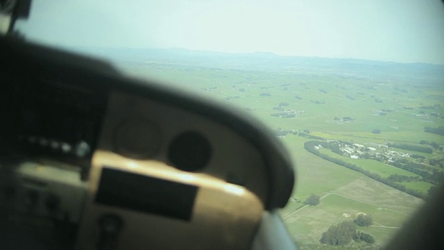 CU PAN从座舱仪表的小型飞机滚动景观/诺瓦托，加利福尼亚州，美国视频素材