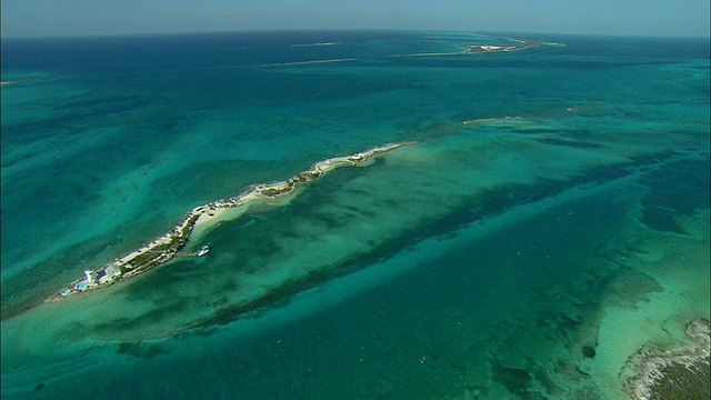 空中的一个小岛，在浅水区有图案和可见的水道，巴哈马视频下载