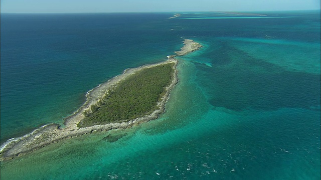 巴哈马群岛伊柳塞拉岛附近小岛水道的空中潮汐流视频下载