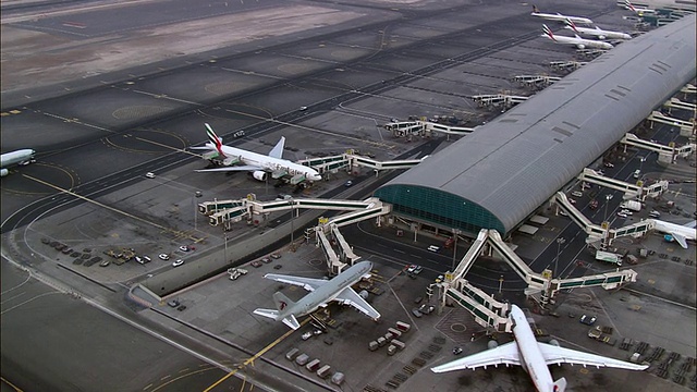 飞机停在阿联酋迪拜机场视频下载