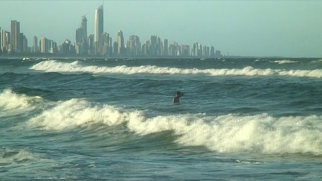 年轻的冲浪者在海上等待海浪，冲浪者天堂，昆士兰，澳大利亚视频下载