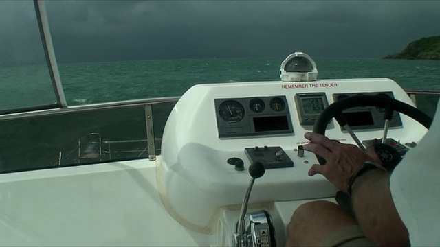 MS POV Man航行在戏剧性的天空下，圣灵群岛，澳大利亚昆士兰视频下载