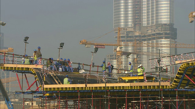 迪拜塔正在建设中，工人们正在休息，阿拉伯联合酋长国迪拜视频下载