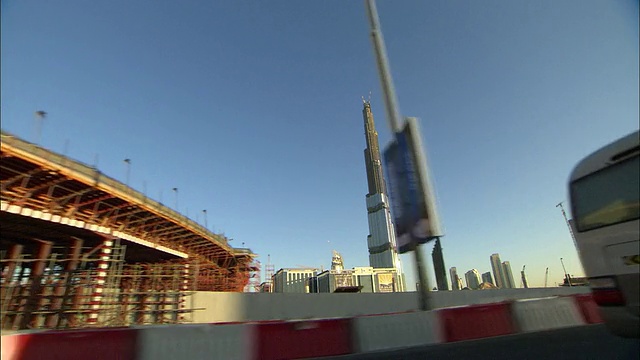 驾驶在Sheik Zayed路，迪拜塔和正在建设中的摩天大楼背景，迪拜，阿拉伯联合酋长国视频下载