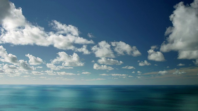 云在新西兰北岛平静的海洋/太平洋上漂移的时间流逝视频素材