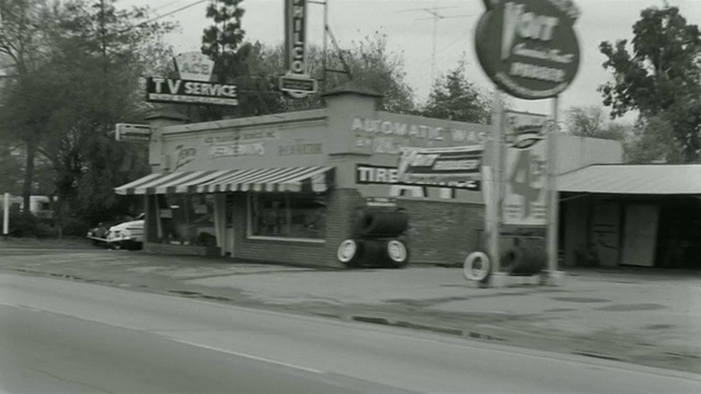 1955年，B/W POV汽车通过低阶层郊区/埃尔蒙特，加利福尼亚视频素材