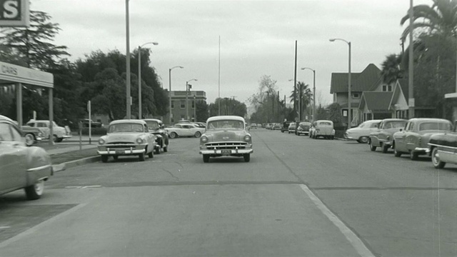 1955年B/W蒙太奇POV汽车行驶在郊区街道/埃尔蒙特，加利福尼亚视频素材