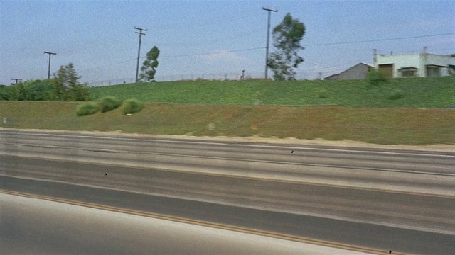 1955年，在美国洛杉矶高速公路上飞驰的汽车视频素材