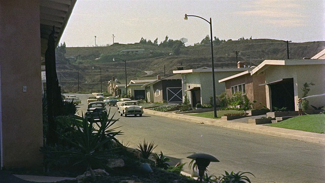 1955年美国洛杉矶，WS汽车在郊区街道上行驶视频素材
