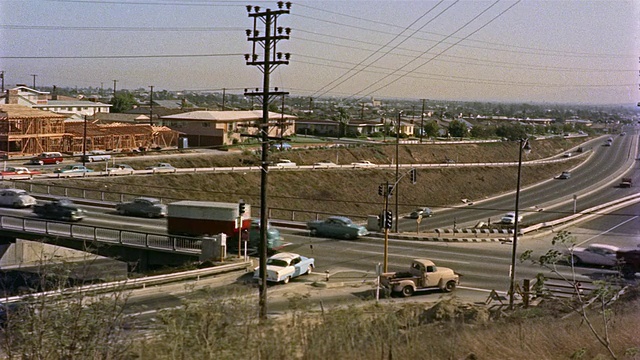 1955年蒙太奇HA WS汽车在高速公路立交桥路口/美国洛杉矶视频素材