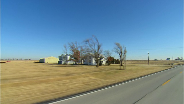 清晨驾车穿过美国堪萨斯州哥伦布市的乡村景观视频下载