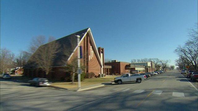 路过美国堪萨斯州哥伦布市居民区的小教堂视频下载