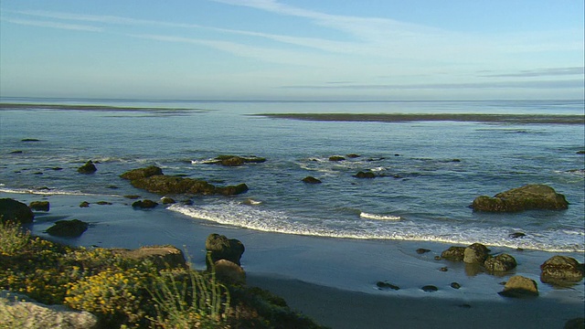 美国加利福尼亚州圣西蒙附近的太平洋海浪视频下载