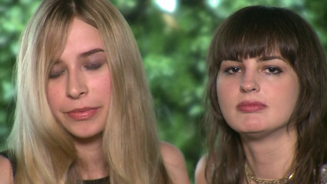 两名年轻女子的肖像，户外，纽约，美国视频素材