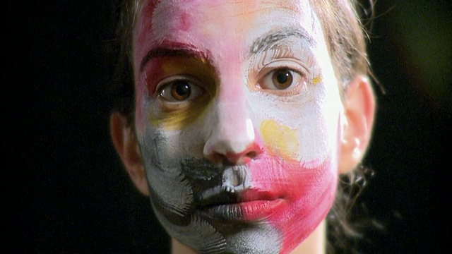 ECU工作室的年轻女子在沉重的小丑化妆，纽约，纽约，美国视频素材