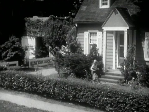 1954年，宽镜头女孩跑出房子，在跑过草坪时掉了什么东西，捡起来，然后跑下人行道视频素材