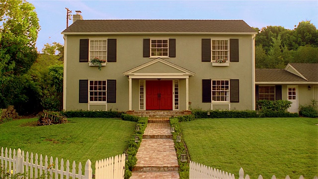 白色尖桩篱笆的郊区房子前面/圣巴巴拉，加利福尼亚视频素材