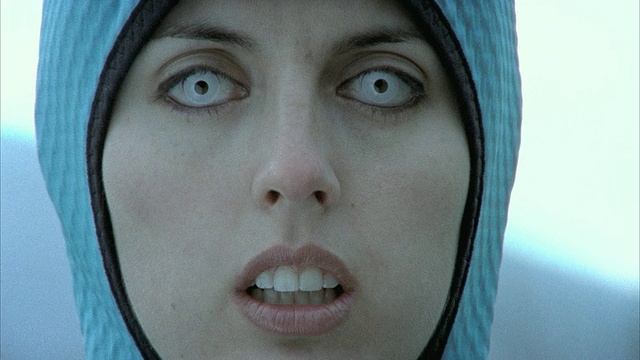 美国佛蒙特州莫里斯维尔市，一幅带着白色隐形眼镜大口呼吸的妇女肖像视频下载