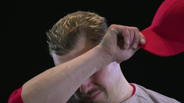 CU SLO MO棒球运动员脱下棒球帽，擦汗/德国柏林视频下载