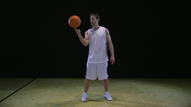 WS SLO MO篮球运动员在他的手指旋转篮球/柏林，德国视频素材