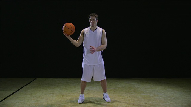 WS SLO MO篮球运动员在他的手指旋转篮球/柏林，德国视频素材