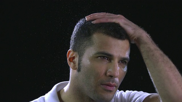 ECU SLO MO网球运动员汗流浃背，擦着头顶的汗水/柏林，德国视频下载