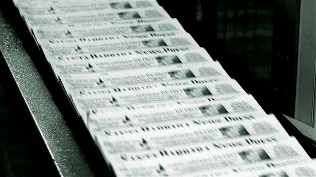 近距离版的圣巴巴拉新闻时报出来印刷机传送带/圣巴巴拉，加州视频下载