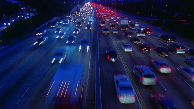 在405高速公路上双向行驶的广角交通/加州洛杉矶视频素材