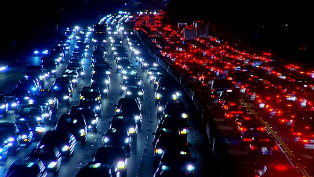 在405高速公路上双向行驶的广角交通/加州洛杉矶视频素材