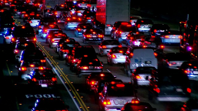 中速行驶在405高速公路/加州洛杉矶视频素材