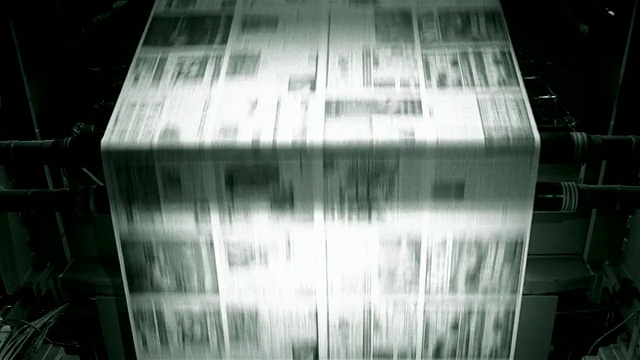 加州圣巴巴拉市新闻出版社，未剪切的中景报纸在印刷机上滚动向下视频下载