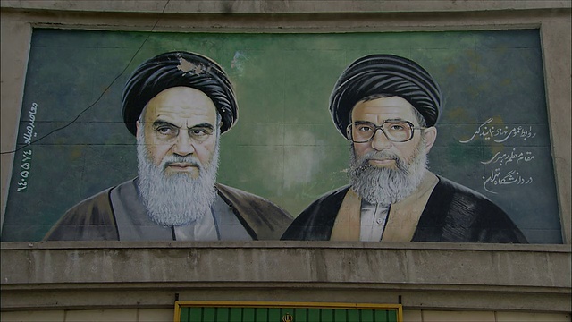 伊朗一栋公寓上的紫库壁画，展示了阿里·哈梅尼和霍梅尼视频下载