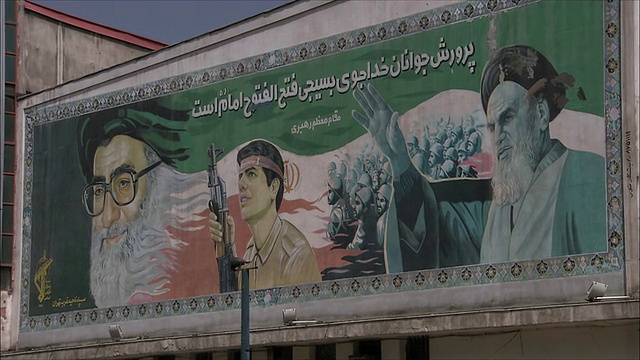 伊朗一栋公寓上的紫库壁画，展示了阿里·哈梅尼和霍梅尼视频下载