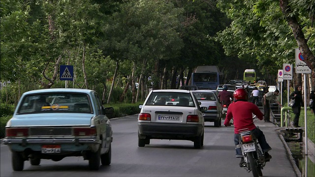 伊朗伊斯法罕大街上的交通状况视频下载