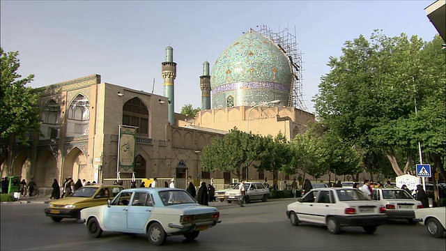 伊朗伊斯法罕，伊玛目清真寺华丽的圆顶和繁忙的十字路口视频下载