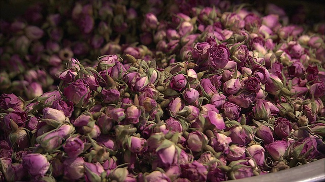伊朗伊斯法罕的集市上，一碗粉红色的玫瑰干视频素材