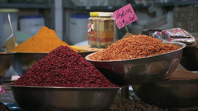 伊朗伊斯法罕，市场摊位上的干食品和香料视频素材