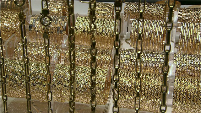 伊朗伊斯法罕大巴扎的珠宝店陈列着金色的链子和手镯视频素材
