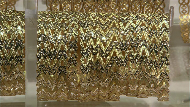 伊朗伊斯法罕大巴扎的珠宝店陈列着铜潘金手镯视频素材