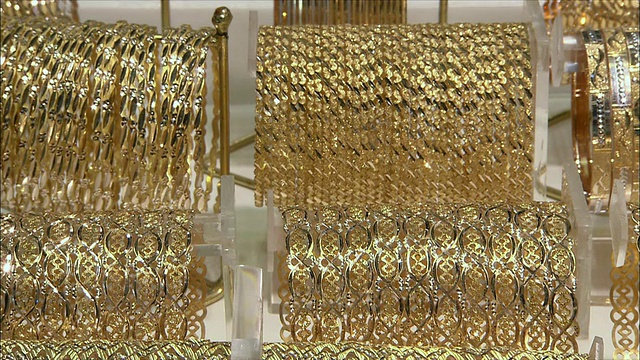 伊朗伊斯法罕大巴扎的珠宝店陈列着黄金手镯视频素材