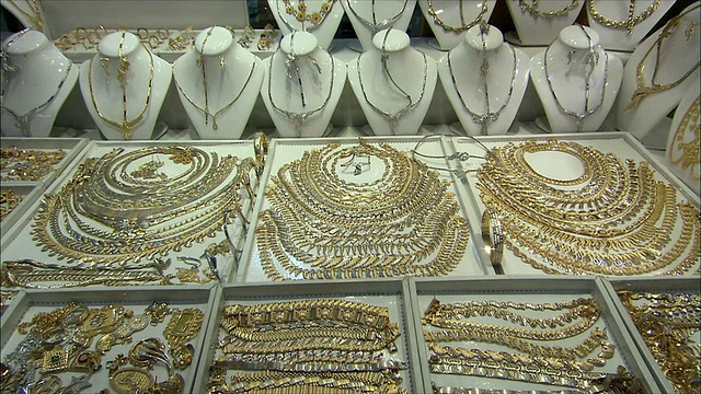 伊朗伊斯法罕大巴扎的商店里陈列着古梓黄金首饰视频素材