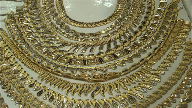 伊朗伊斯法罕大巴扎的商店里陈列着黄金项链视频素材